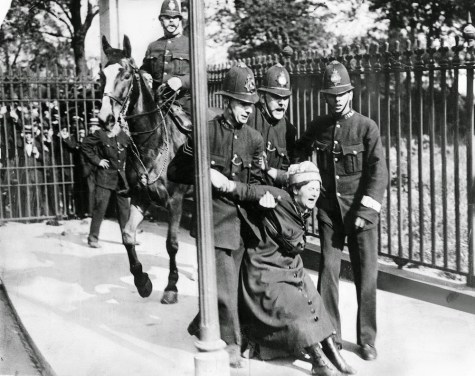 Suffragettes vs. Police (10)